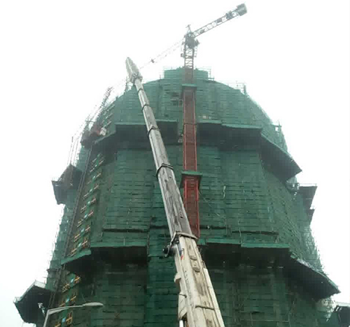 卡若吊车在工地上作业